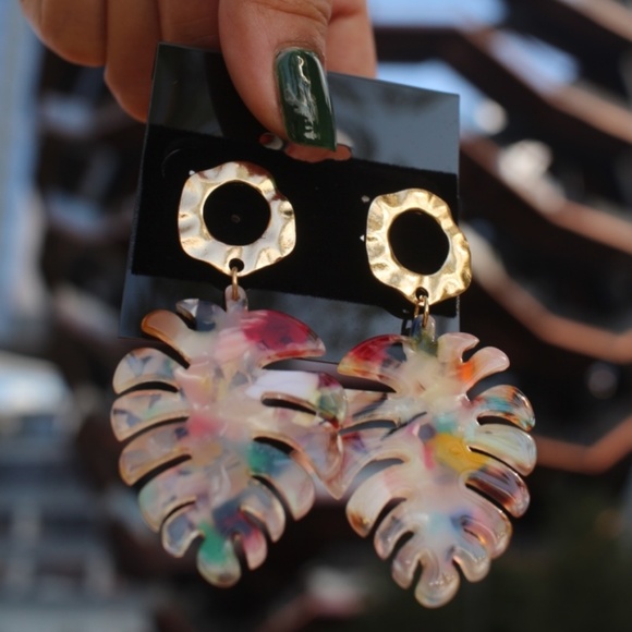 New leaf acrylic dangle gold acrylic earrings - Picture 6 of 7